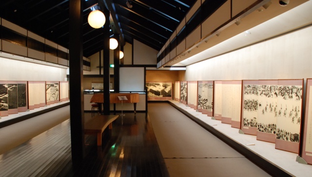 龍の謂れとかたち 井上員男の紙版画『平家物語』の厳島神社の建物が龍