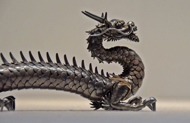 銀象嵌翡翠邸には龍の置物が 精巧な置物 器型が重厚 竜の斧-